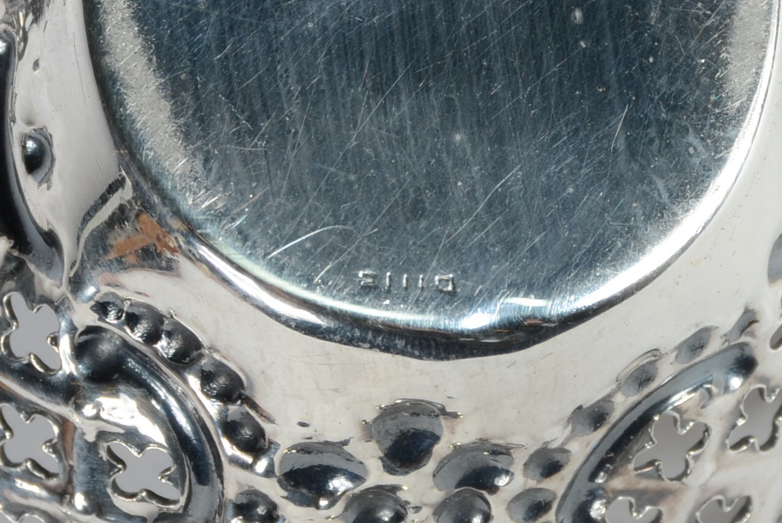 Par de cestinhas de prata inglesa, contrastadas, detalhes vazados com... - foto 7 de 8