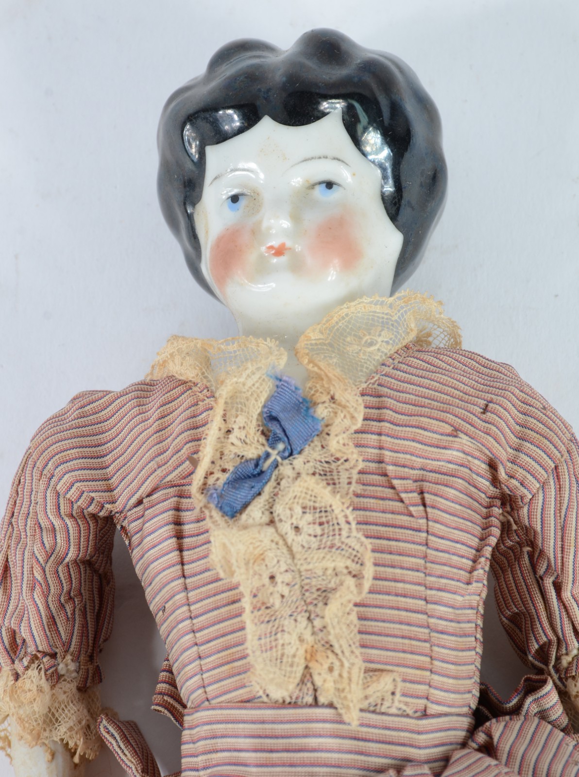 Boneca com rosto de porcelana e partes em biscuit. Desgastes. - foto 2 de 7