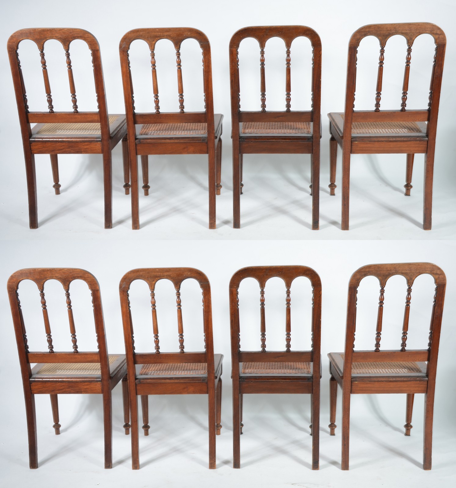 Conjunto com 8 cadeiras de madeira nobre, encostos com pinos... - foto 2 de 10