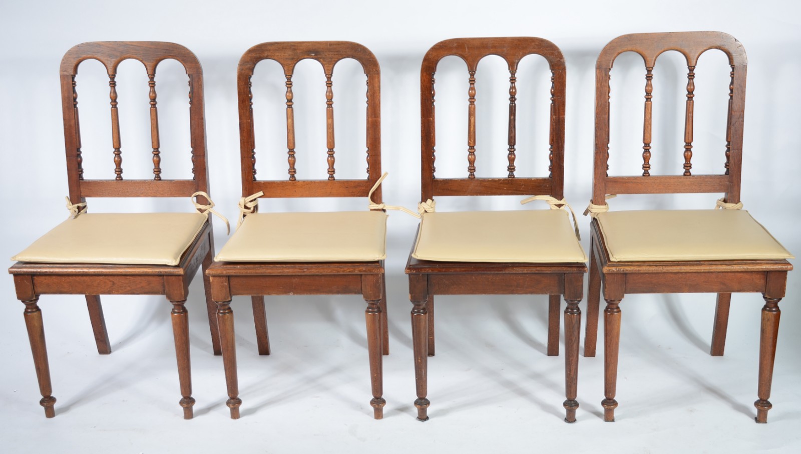Conjunto com 8 cadeiras de madeira nobre, encostos com pinos... - foto 3 de 10