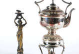 Duas peças, sendo samovar de metal e base para ... - Duas peças, sendo samovar de metal e base para Fruteira representando figura feminina ( 32 cm de altura)

 