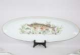 Serviço para peixe de porcelana Real, decorados... - Serviço para peixe de porcelana Real, decorados com figuras de peixes em policromia e frisos dourados, composto de: 12 pratos rasos,  12 covilhe...