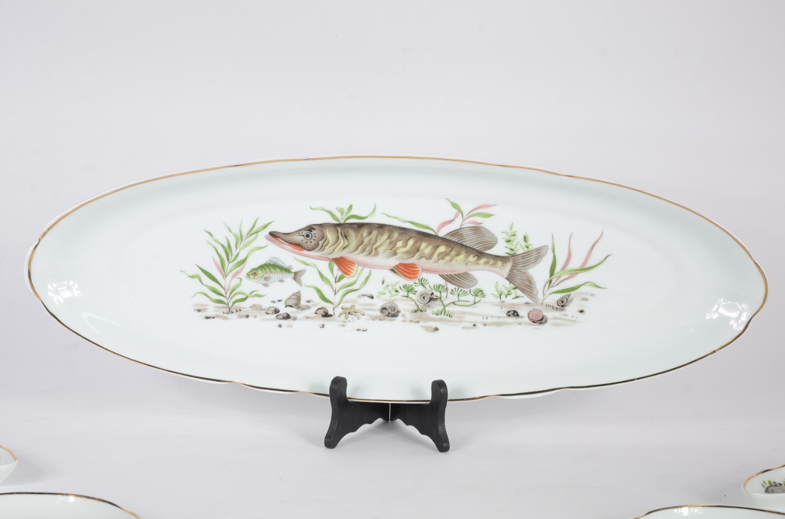 Serviço para peixe de porcelana Real, decorados com figuras de peixes... - foto 6 de 8