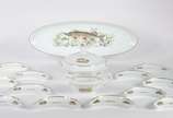 Serviço para peixe de porcelana Real, decorados... - Serviço para peixe de porcelana Real, decorados com figuras de peixes em policromia e frisos dourados, composto de: 12 pratos rasos,  12 covilhe...