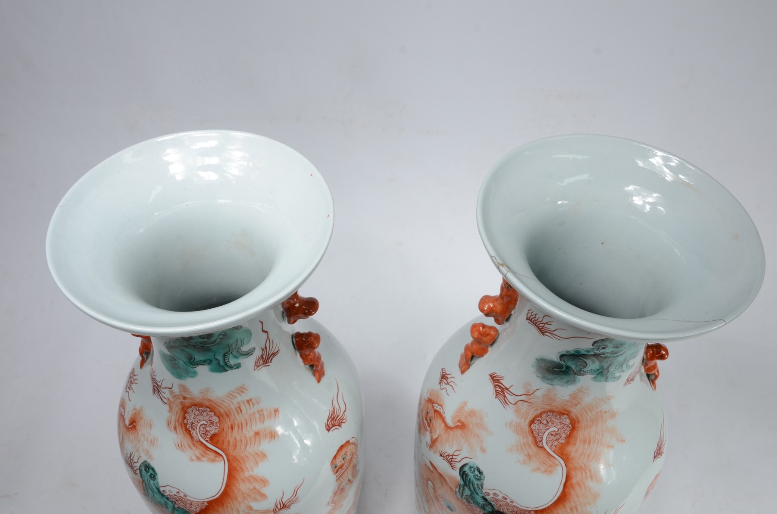 Par de vasos em porcelana chinesa de formato balaústre. Apresentam... - foto 3 de 9