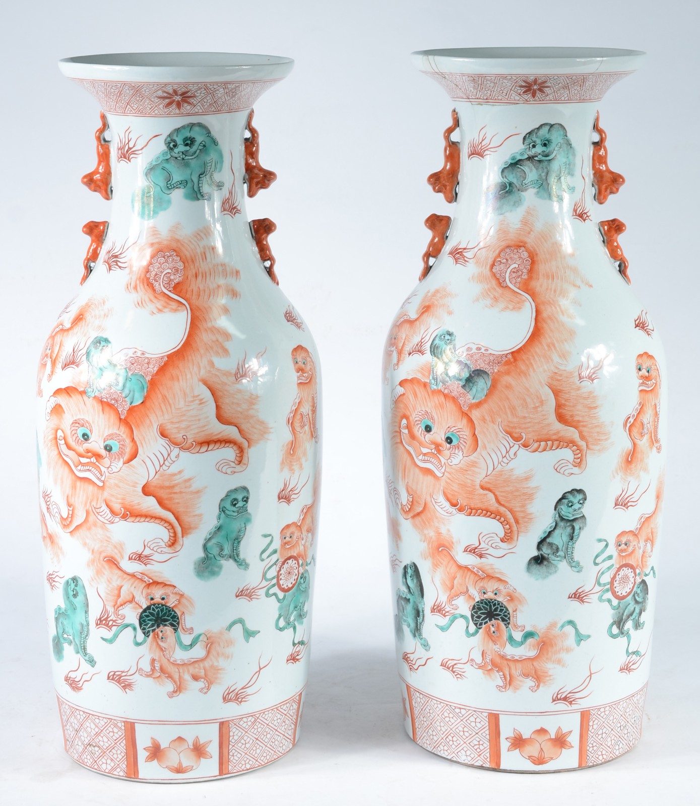 Par de vasos em porcelana chinesa de formato balaústre. Apresentam... - foto 1 de 9