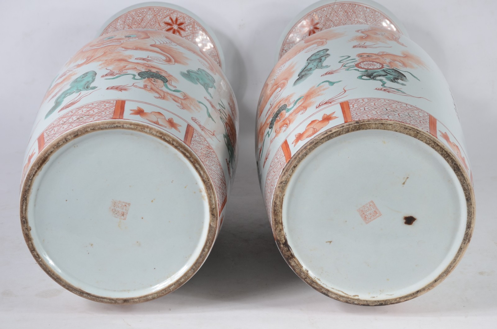 Par de vasos em porcelana chinesa de formato balaústre. Apresentam... - foto 4 de 9