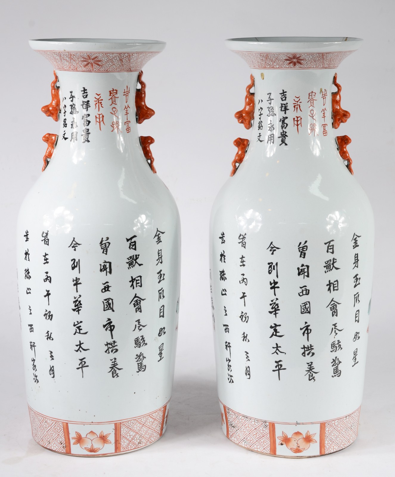 Par de vasos em porcelana chinesa de formato balaústre. Apresentam... - foto 2 de 9