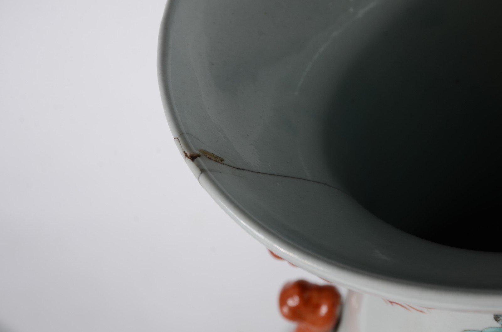 Par de vasos em porcelana chinesa de formato balaústre. Apresentam... - foto 5 de 9
