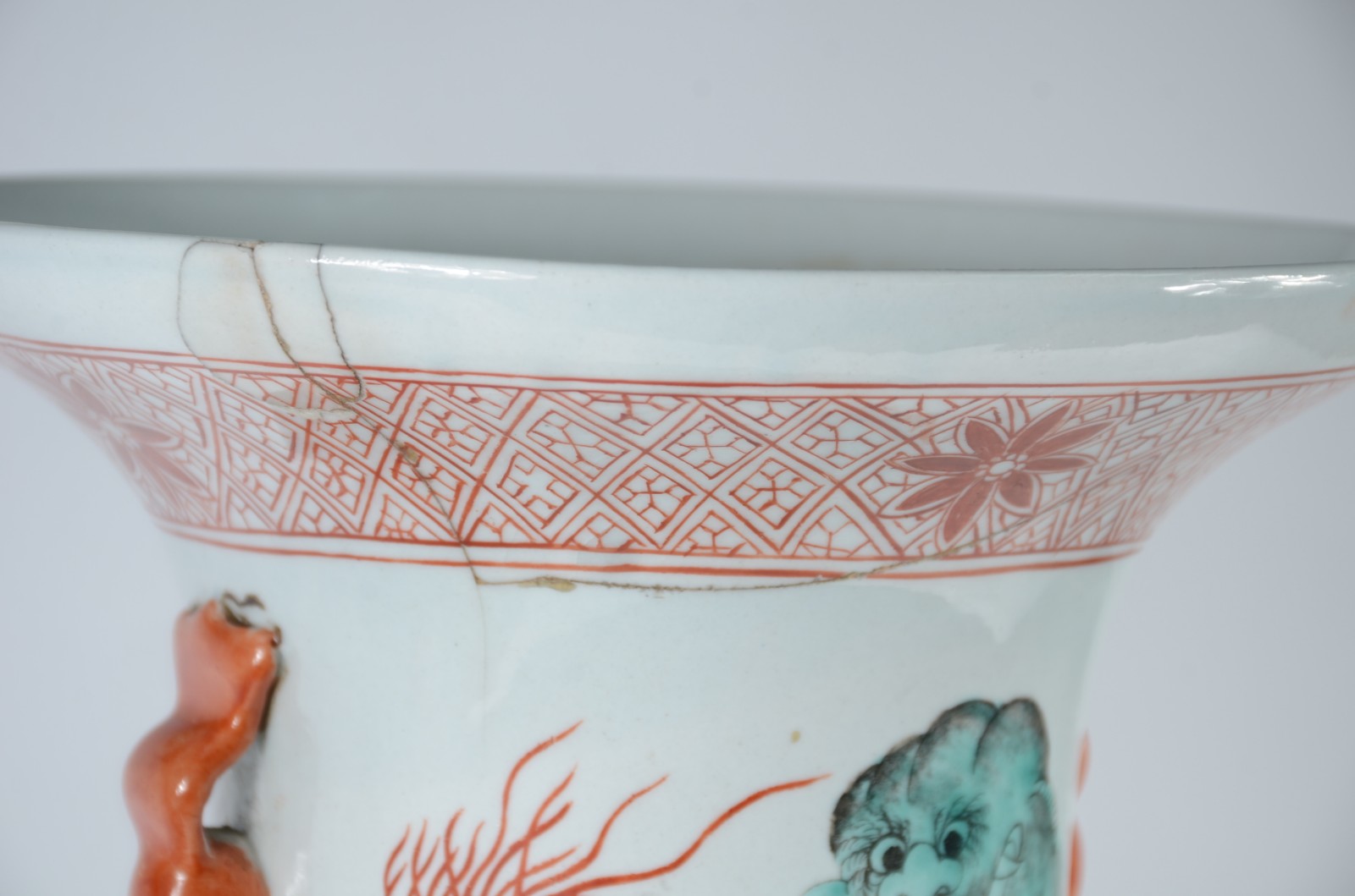 Par de vasos em porcelana chinesa de formato balaústre. Apresentam... - foto 9 de 9