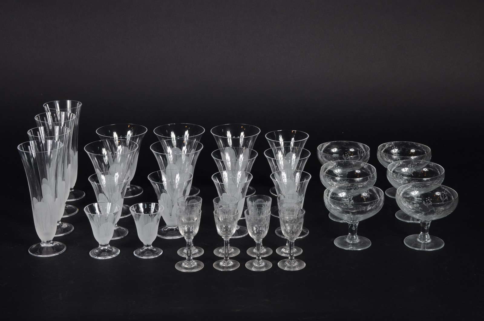 Serviço de taças de cristal com bases na forma de flores foscas... - foto 1 de 4