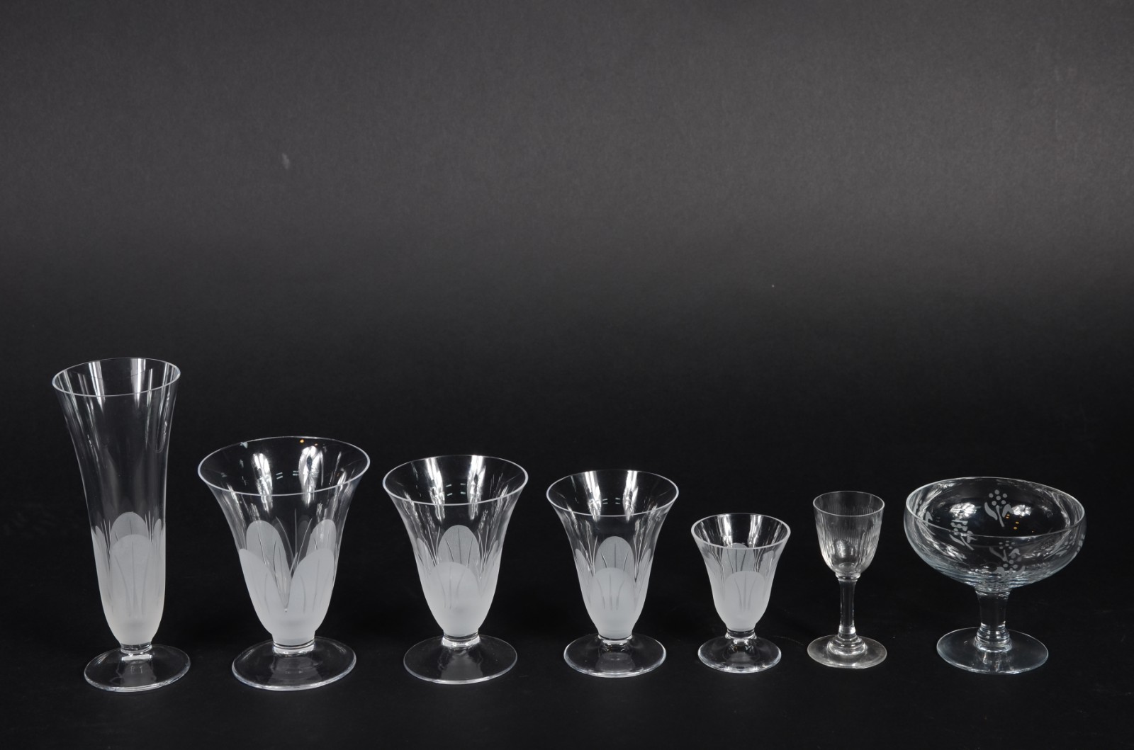 Serviço de taças de cristal com bases na forma de flores foscas... - foto 2 de 4
