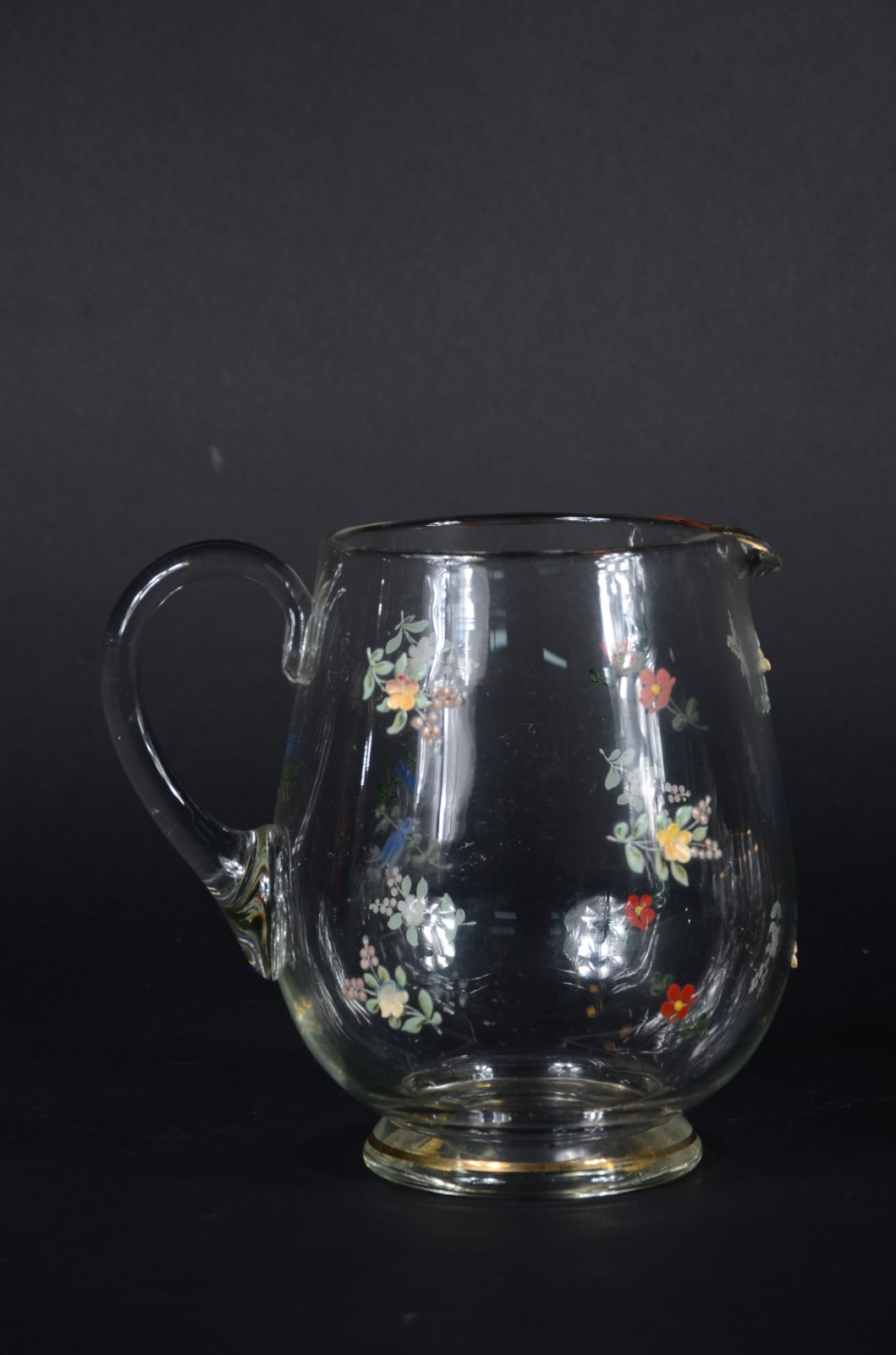 Conjunto com seis copos e jarra de vidro com flores em policromia e... - foto 2 de 11