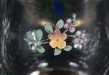 Conjunto com seis copos e jarra de vidro com fl... - Conjunto com seis copos e jarra de vidro com flores em policromia e frisos dourado (desgastes). Acompanha Licoreira com cinco copinhos de crista...
