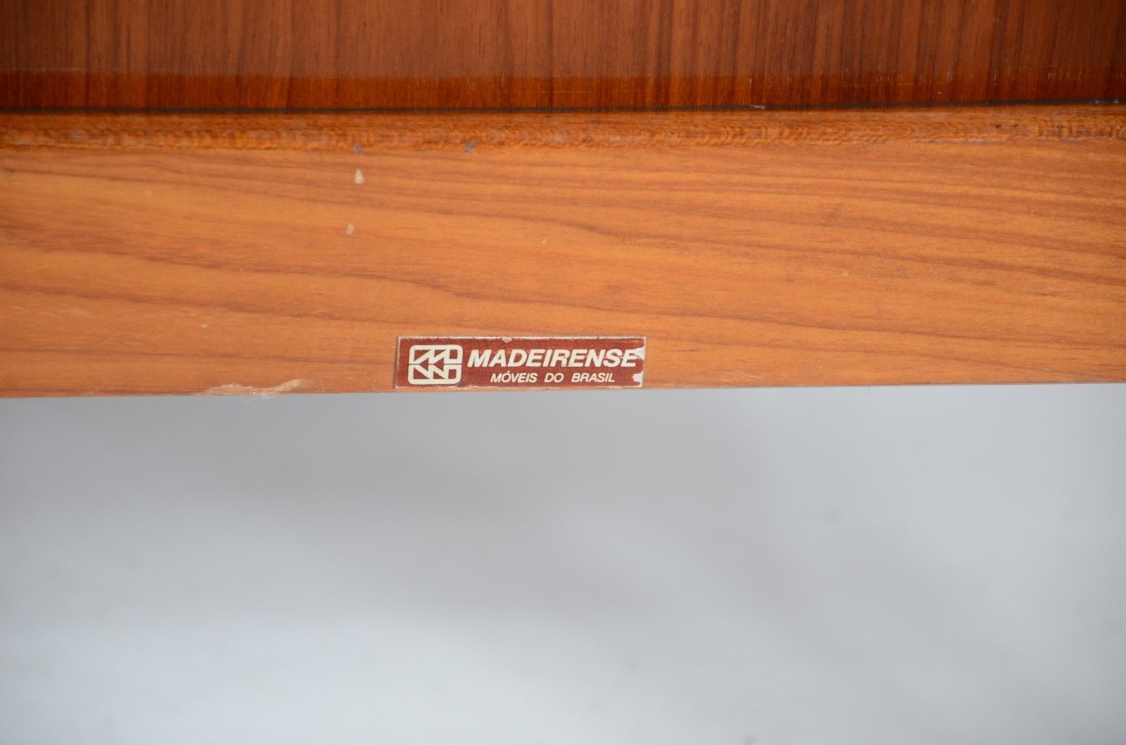 Escrivaninha de madeira clara (aglomerado e laminado) com 3 gavetas... - foto 6 de 8