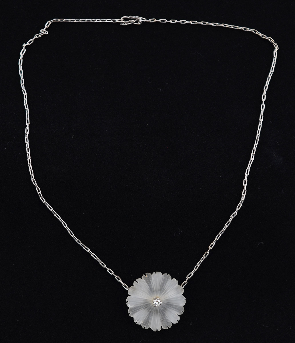 Gargantilha de ouro branco e flor com brilhantes. Peso total 7,3 g... - foto 2 de 2