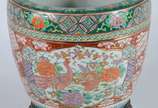 Cachepot de porcelana chinesa, decorado com ave... - Cachepot de porcelana chinesa, decorado com aves e flores em policromia, base de madeira.
