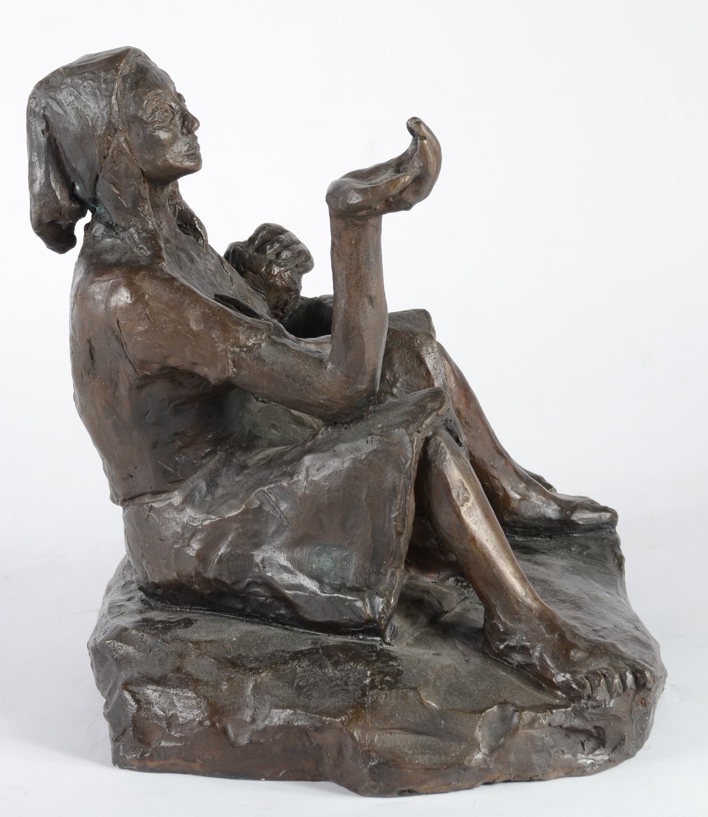 Grupo escultórico de bronze representando mãe e filho. - foto 3 de 6
