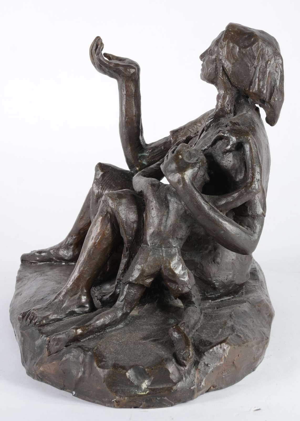 Grupo escultórico de bronze representando mãe e filho. - foto 4 de 6