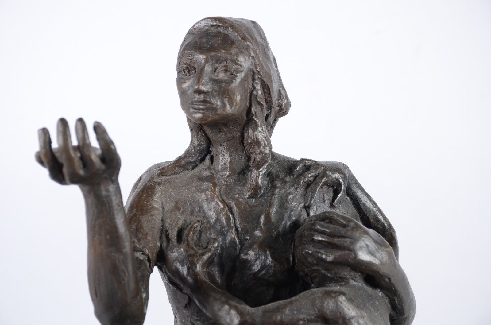 Grupo escultórico de bronze representando mãe e filho. - foto 5 de 6