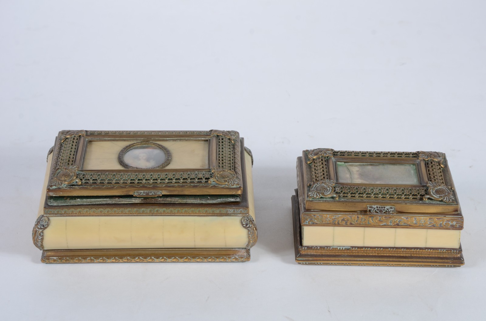 Duas caixas porta jóias com detalhes em marfim e metal dourado. Uma... - foto 1 de 8