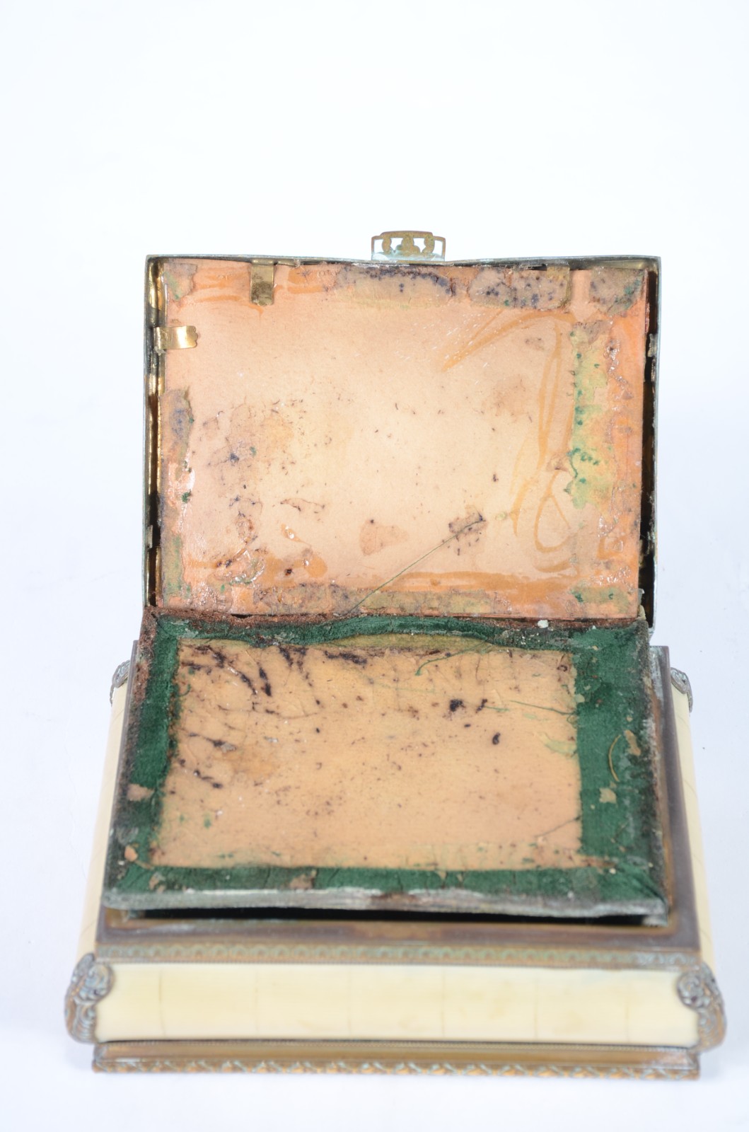 Duas caixas porta jóias com detalhes em marfim e metal dourado. Uma... - foto 7 de 8