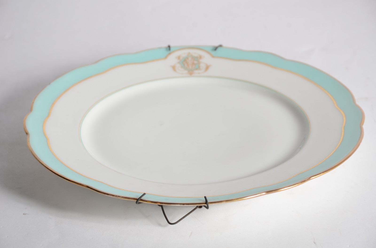 Prato em porcelana francesa J Gauvain - R. Hauteville na cor branca... - foto 3 de 5