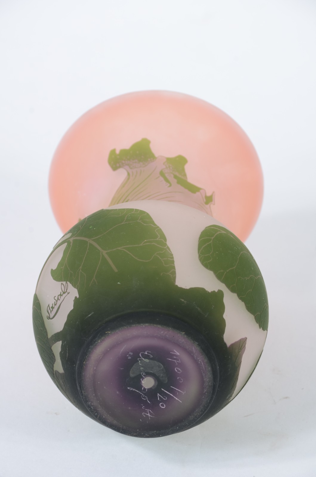 Vaso de pasta de vidro francesa decorado com flores e folhagens em... - foto 3 de 5
