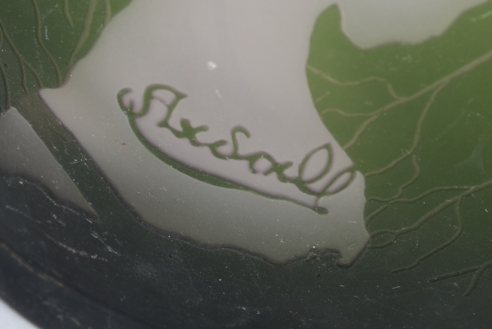 Vaso de pasta de vidro francesa decorado com flores e folhagens em... - foto 4 de 5