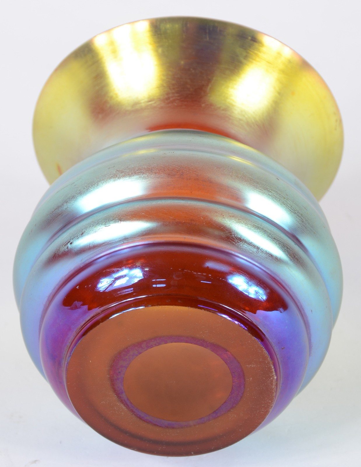 Vaso de vidro iridescente trabalhado em gomos. - foto 3 de 4