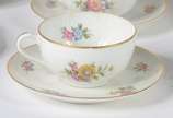 Limoges (1771),  - Conjunto para chá de porcelana francesa, Charles Ahrenfeldt, decoração floral em policromia e frisos dourados, composto de: 12 xícaras com pires e 12 