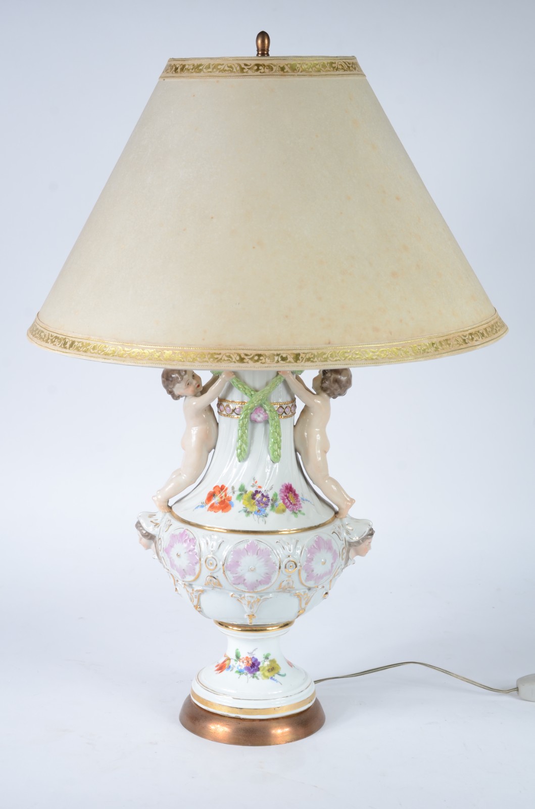 Abatjour de porcelana europeia decorado com figuras de "pucci" em... - foto 1 de 8