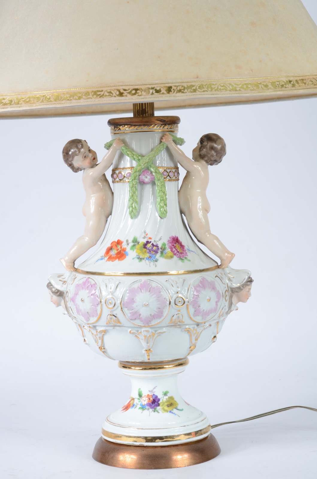 Abatjour de porcelana europeia decorado com figuras de "pucci" em... - foto 2 de 8