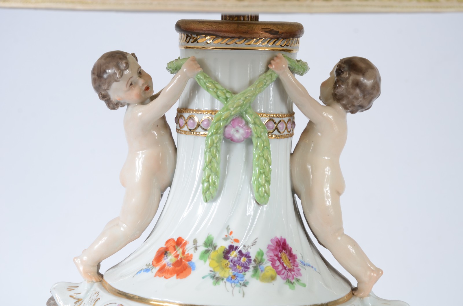 Abatjour de porcelana europeia decorado com figuras de "pucci" em... - foto 3 de 8