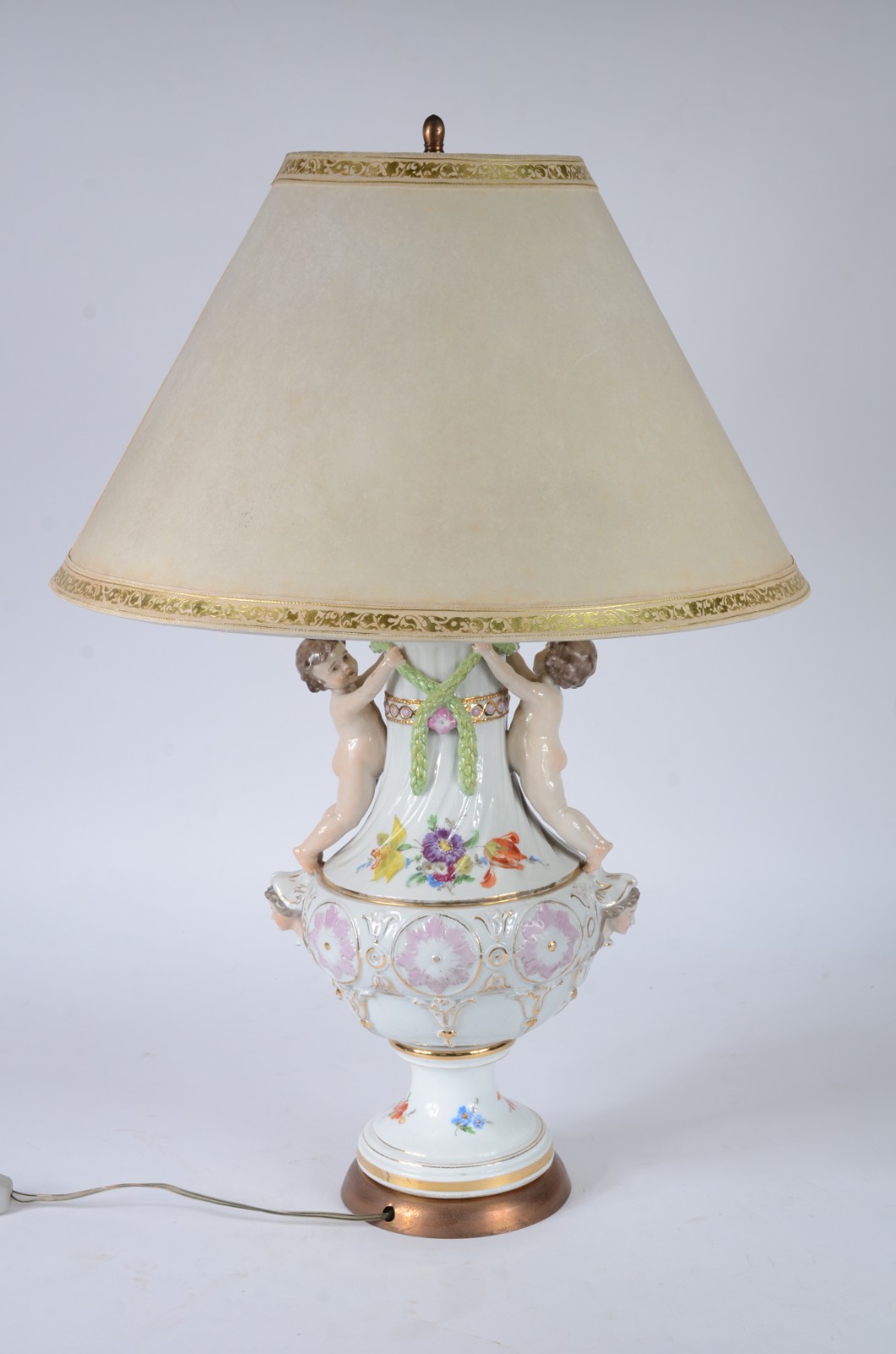Abatjour de porcelana europeia decorado com figuras de "pucci" em... - foto 8 de 8