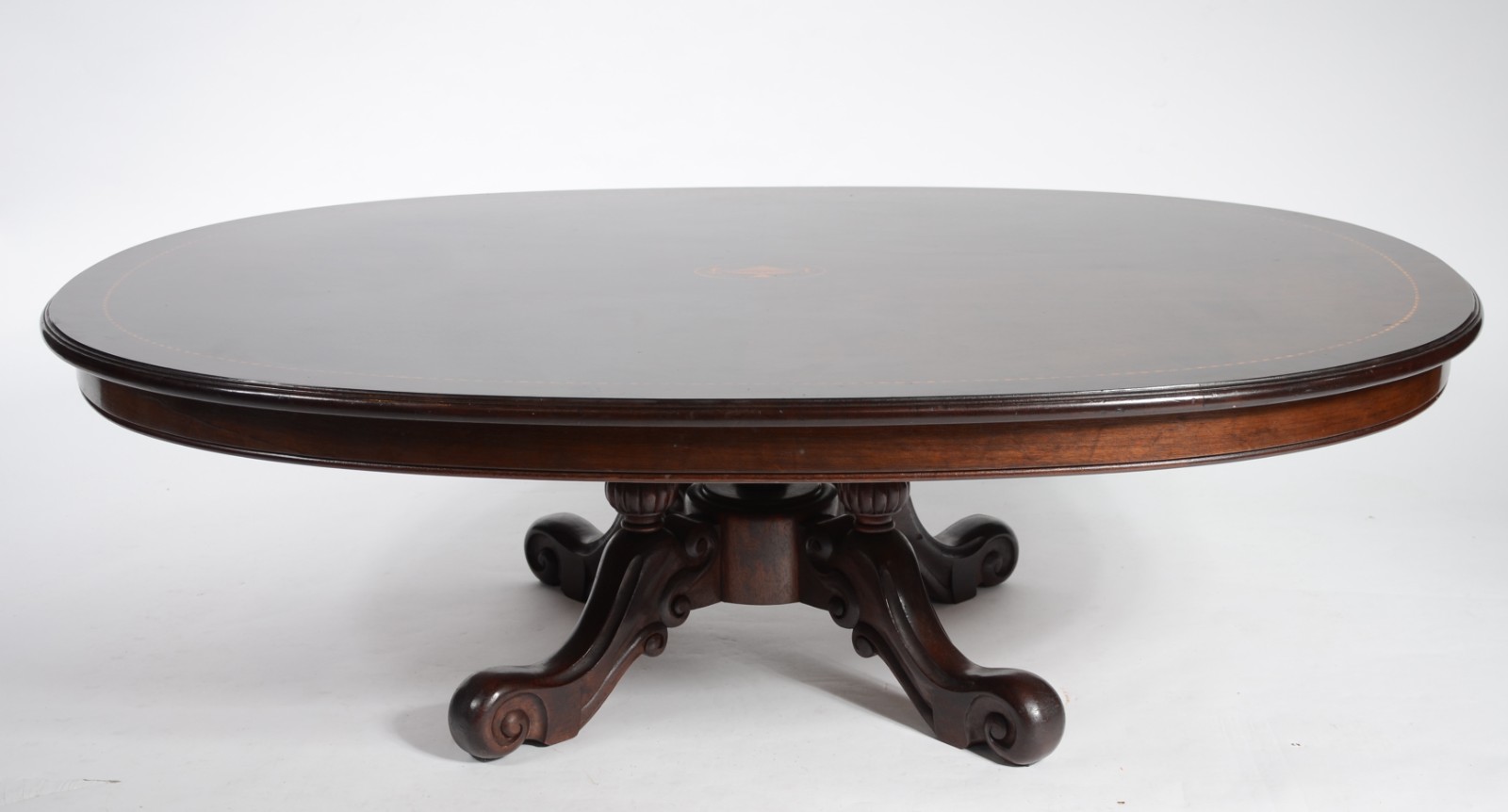 Mesa de centro de madeira nobre, tampo feitio oval com pequeno... - foto 1 de 4