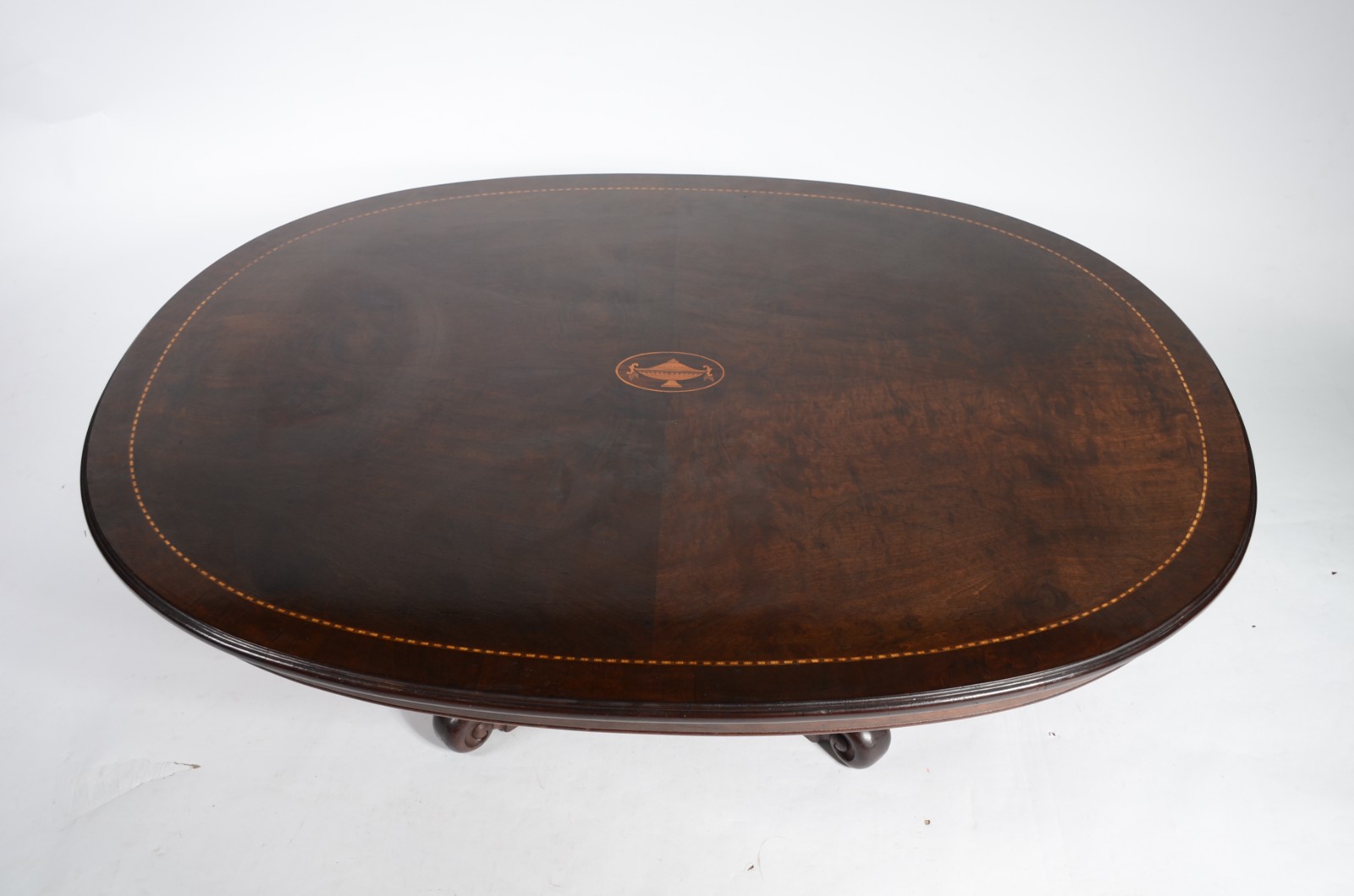 Mesa de centro de madeira nobre, tampo feitio oval com pequeno... - foto 3 de 4