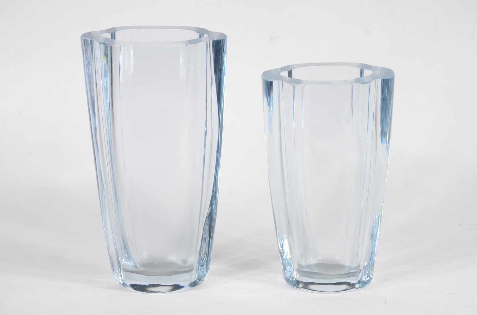 Dois vasos em bloco de cristal europeu. Numerados e assinados na... - foto 1 de 8