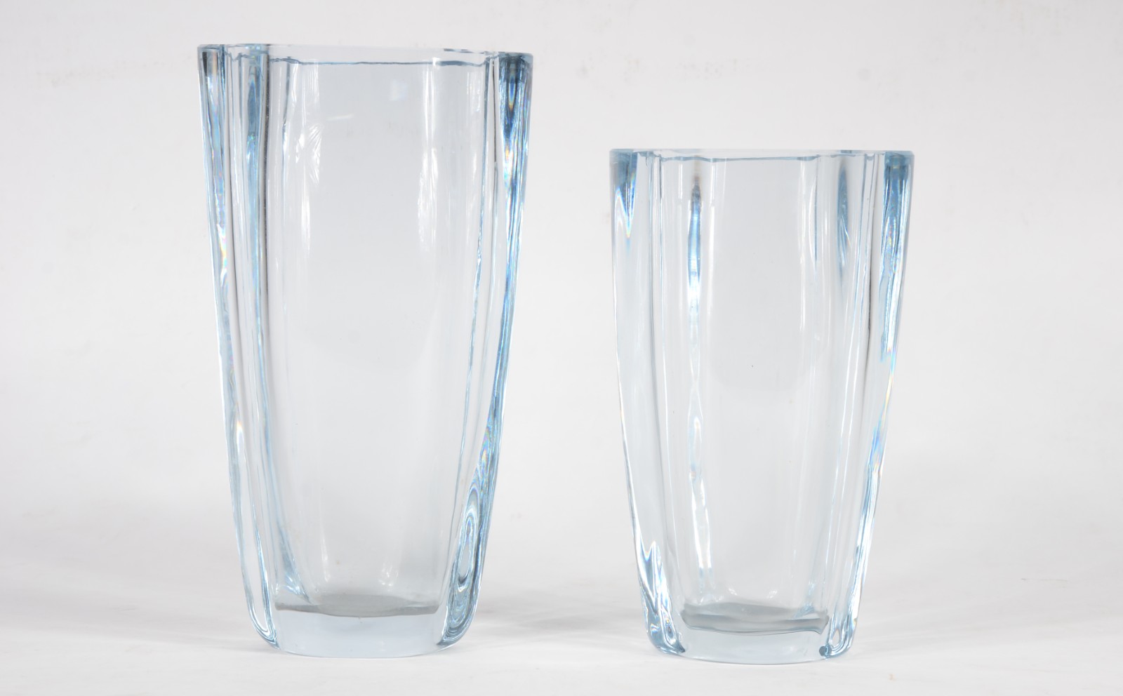 Dois vasos em bloco de cristal europeu. Numerados e assinados na... - foto 4 de 8
