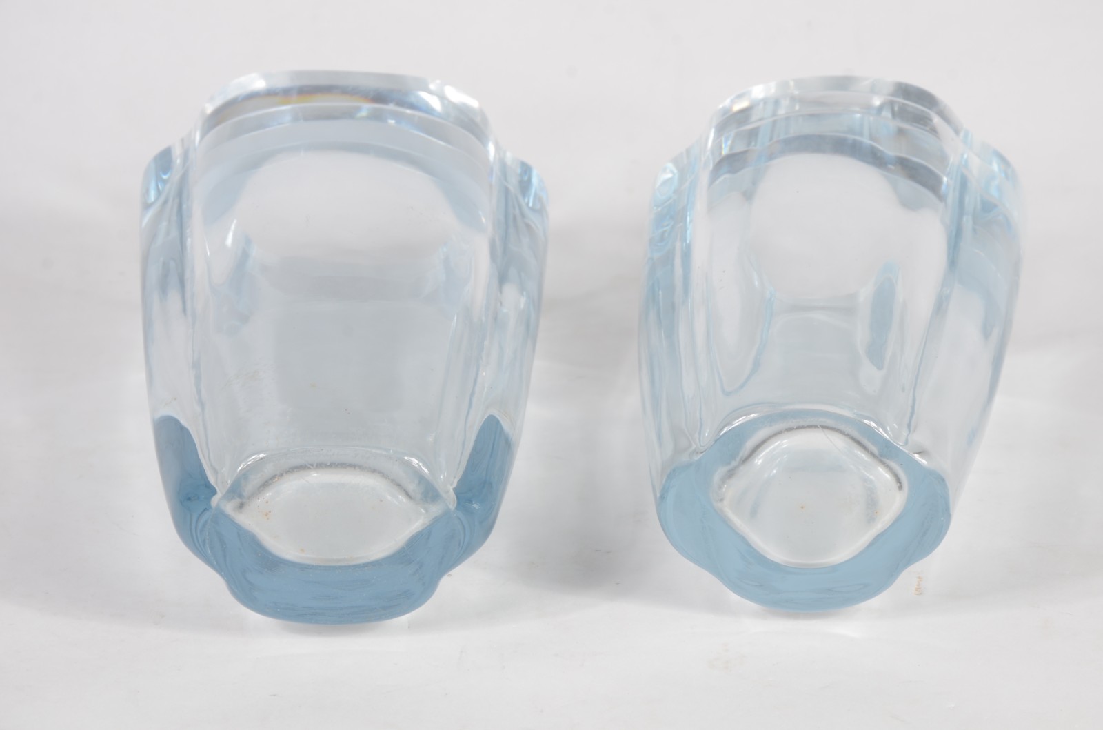 Dois vasos em bloco de cristal europeu. Numerados e assinados na... - foto 7 de 8