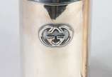 Gucci (1921),  - Duas peças de metal prateado italiano, sendo: coqueteleira e porta garrafa da marca Gucci. Desgastes.