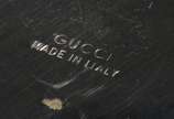 Gucci (1921),  - Duas peças de metal prateado italiano, sendo: coqueteleira e porta garrafa da marca Gucci. Desgastes.