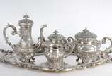 Elegante baixela de chá e café de prata portugu... - Elegante baixela de chá e café de prata portuguesa, contraste Águia - Porto, Lisboa, estilo Dom João V, composto de: 2 bules, leiteira, açucarei...