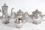 Elegante baixela de chá e café de prata portugu... - Elegante baixela de chá e café de prata portuguesa, contraste Águia - Porto, Lisboa, estilo Dom João V, composto de: 2 bules, leiteira, açucarei...