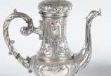 Elegante baixela de chá e café de prata portugu... - Elegante baixela de chá e café de prata portuguesa, contraste Águia - Porto, Lisboa, estilo Dom João V, composto de: 2 bules, leiteira, açucarei...