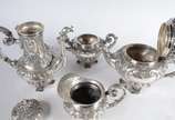 Elegante baixela de chá e café de prata portugu... - Elegante baixela de chá e café de prata portuguesa, contraste Águia - Porto, Lisboa, estilo Dom João V, composto de: 2 bules, leiteira, açucarei...