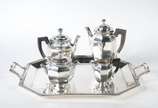 Christofle (1830),  - Antiga e elegante baixela ART DECO para chá e café de metal prateado frances Christofle, Coll Gallia, composto de: 2 bules, leiteira, açucareiro e ban