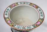 Cachepot de porcelana oriental decorado com flo... - Cachepot de porcelana oriental decorado com flores e figuras típicas em policromia, base de madeira. Apresenta restauro.