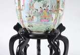 Cachepot de porcelana oriental decorado com flo... - Cachepot de porcelana oriental decorado com flores e figuras típicas em policromia, base de madeira. Apresenta restauro.
