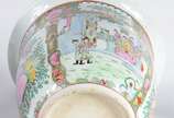 Cachepot de porcelana oriental decorado com flo... - Cachepot de porcelana oriental decorado com flores e figuras típicas em policromia, base de madeira. Apresenta restauro.
